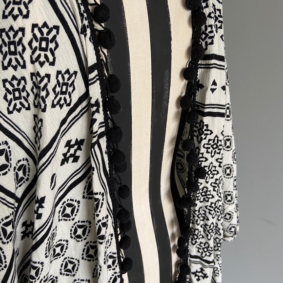 Forever 21 Pom Pom duster - Picture 5 of 10